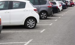 Estacionar em frente a uma guia rebaixada causa multa?