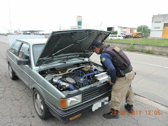 Multa carro modificado, motor com turbo